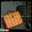 M.C.M KLASSIK CROSSBODY BOX BAG ไอเท็มขวัญใจเซเลปอีกหนึ่ง!! กระเป๋าสะพายครอสบอดี้ดีไซน์ทรงกล่อง ด้วยรูปลักษณ์ที่มีสไตล์ สามารถใช้กับลุคแคชชวล หรือลุคไหนๆก็ทำให้ดูโดดเด่นขึ้นมาได้ วัสดุหนังแคนวาสคุณภาพดี เปิด-ปิดด้วยซิป มีช่องหลัก 2 ช่อง มาพร้อมสายสะ
