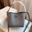TORY BURCH MCGRAW MINI BUCKET BAG กระเป๋าสะพาย **วัสดุหนังวัวแท้ หนังนุ่ม หนังหอม น้ำหนักเบามากกก!! หนังลื่น นิ่มสวยมากๆ!!ด้านหน้าประดับโลโก้แบรนด์ ภายในโล่งกว้าง มีช่องใส่ของ 2 ช่อง มีสายเกี่ยวปรับทรง อะไหล่ทอง สายยาวถอดออกได้ ปรับระดับได้ 5 ระดับ ขนาดกำ