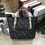 Don’t Miss! GUESS DELANEY MINI CROSS BODY BAG กระเป๋าถือหรือสะพายรุ่นที่ฮิตและขายดีที่สุดจาก GUESS FACTORY หนัง Saffiano ลาย GUESS Signature สวยอยู่ทรง ขนาดกำลังดี น้ำหนักเบา ด้านหน้าประดับโลโก้พร้อมพวงกุญแจโลโก้แบรนด์ห้อยที่หูกระเป๋าถอดเเยกใช้ได้ เปิดปิด