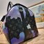 LV KEEPALL 45B BAG กระเป๋าเดินทางสุดคลาสสิค KEEPALL BANDOULIERE MONOGRAM ECLIPSE REVERSE MULTICOLOR สะท้อนแรงบันดาลใจจากคอลเล็คชั่น “Room with a View” สำหรับสิ้นปี 2022 ทึ่ใครๆก็เฝ้ารอ ไอเท็มที่จะทำให้การเดินทางไม่ธรรมดาอีกต่อไป ด้วยดีเทลความเป็นเอกลักษณ์