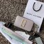 Marc Jacobs Snapshot Bag กระเป๋าแบรนด์ดังจากสัญชาติอเมริกัน นับได้ว่ารุ่นนี้เป็นรุ่นทรงฮิตเลยทีเดียว โดยด้านหน้ากระเป๋าจะเป็นโลโก้แบบโลหะที่เป็นสัญลักษณ์ของแบรนด์นี้ มาพร้อมสายสะพายที่จะสะพายยังไงก็ดูโดดเด่น เพราะขนาดใหญ่ที่สกรีนตัวอักษรโลโก้ ในรูปแบบต่าง