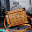 M.C.M BERLIN CROSSBODY IN VISETOS รุ่นหายากต้องมา!! กระเป๋าสะพายทรงกล่องคลาสสิค ดีไซน์ให้ปราดเปรียวยิ่งขึ้นด้วย studs และตกแต่งขอบเก็บมุมด้วยเพลทสีทอง ดูหรู ดูแพงเป็นที่สุด ใช้งานได้สะดวกคล่องตัวมากขึ้น ด้วยสายสะพายครอสบอดี้ วัสดุหนังแคนวาสคุณภาพดี