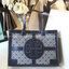 OUTTLET 】TORY BURCH TOTE BAG วัสดุ CANVAS ทั้งใบตัดด้วยหนังแท้สี NAVY ตัวกระเป๋าตั้งอยู่ทรงสวย แต่งโลโก้แบรนด์ด้านหน้า ด้านข้างมีกระดุม สามารถขยายทรงได้ ด้านในเปิดปิดด้วยกระดุมแม่เหล็ก ช่องกว้างหลักหนึ่งช่องและช่องซิปอีกช่อง สามารถใส่กระเป๋าสตางค์ยาว สมุด