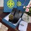 Tory burch Midnight with Tag Logo Monogram Embossed Leather Belt เป็นเข็มขัดที่ตอบโจทย์ของคุณได้อย่างลงตัวทุกสไตล์การแต่งตัว ไม่ว่าจะใส่คู่กับเดรสหรือกางเกงยีนส์ก็ดูดีทีเดียว เพราะหัวเข็มขัดโดดเด่นด้วยดีไซน์ทรงกลมรูป Double T ที่เป็นสัญลักษณ์ประจำแบรนด์ ส