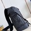 สลับแท้ LV Messenger Voyager PM Monogram Shadow leather Bag กระเป๋าทรงแมสเซนเจอร์ใบใหญ่หนังแท้ สไตล์วินเทจ โดดเด่นด้วยโลโก้ปั้มเต็มใบ สวยหรู สีดำสุดคลาสสิค