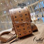 M.C.M CROSSBODY PHONE CASE IN VISETOS ได้ใจหนุ่มๆไปเลยใบนี้!! หลงรักตั้งแต่แรกเห็นมีอยู่จริง!! กระเป๋าสะพายข้าง สำหรับใส่ gadget คูลๆอย่างโทรศัพท์มือถือ ให้หนุ่มๆพกพาไปไหนๆได้สะดวก คล่องตัวกว่าเดิม วัสดุหนังแคนวาสคุณภาพดีสลับหนังแท้ ช่องใส่บัตรครบครัน มีช