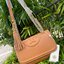 TORY BURCH Fleming Convertible Shoulder Bag ดีไซน์น่ารัก ดูแพงไม่เป็นรองใคร ใช้ได้ทั้งทั่วไปและออกงาน สาว ๆ คนไหนที่กำลังมองหากระเป๋าสะพายไหล่น่ารัก ๆ สักใบที่มีดีไซน์โดดเด่น สะดุดตาล่ะก็ไม่ควรพลาดกับ Collection นี้เลยค่ะ เพราะ Fleming นั้นเป็นรุ่นที่เรีย