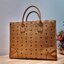 M.C.M MEDIUM MÜNCHEN TOTE IN VISETOS กระเป๋าโท้ทไซส์ใหญ่ จุเน้นๆ ใหม่ล่าสุด ที่ใช้สามารถใช้ได้ทั้งหนุ่มๆและสาวๆ รูปทรงคลาสสิค ดีไซน์เป็นเอกลักษณ์ แถมยังได้ใบลูกใส่ของจุกจิกได้อีก แบ่งเป็นสัดส่วนได้เลย วัสดุหนังแคนวาสตัดสลับหนังแท้