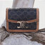 CELINE TRIOMPHE CROSSBODY BAG VIP GIFT WITH PURCHASE-GWP พรีเมี่ยมกิ๊ฟ Limited จาก CELINE PERFUME DUTY FREE COUNTER วัสดุ TRIOMPHE CANVAS & LEATHER ทรงเหลี่ยมหนังสวยหรูอยู่ทรงเปิดปิดด้วยฝาปิดโลโก้แบรนด์อะไหล่ทอง ภายในมีช่องหลักและช่องแบ่งย่อย มี1ช่องซิปเล