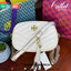 Tory Burch KIRA CHEVRON SMALL CAMERA BAG สาว ๆ ลุคคุณหนูไม่ควรพลาด Collection นี้เลยนะคะ เพราะ Kira Chevron เป็นรุ่นที่ตอบโจทย์และครองใจสาว ๆ ได้อย่างแท้จริง