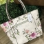 GUESS PRINTED KAMRYN FLOWERS SHOPPER BAG (SIZE L) กระเป๋าสะพายจาก GUESS FACTORY หนังสวยอยู่ทรงปริ้นลายดอกไม้คอลเลคชั่นล่าสุดใบใหญ่กำลังดี ใส่สัมภาระได้จุใจ น้ำหนักเบา ด้านหน้าประดับโลโก้แบรนด์อะไหล่เงินพร้อมพวงกุญแจแบรนด์ห้อยที่หูหิ้วถอดเเยกใช้ได้ หูหิ้วพ