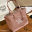 M.C.M MEDIUM HIMMEL SHOPPER IN LAURETOS กระเป๋าทรงโท้ทช้อปปิ้ง เรียบหรู คอลใหม่ พร้อมสีใหม่ ดีไซน์ละมุน น่าใช้มากๆ ก พิเศษสุดกับพวงหนังพร้อมห่วงกุญแจทึ่สามารถห้อยพวงกุญแจน่ารักๆได้
