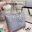 TORY BURCH TOTE BAG กระเป๋าสะพายไหล่ทรงชอปปิ้ง รุ่นขายดีอันดับ1 ของแบรนด์นี้นะคะ ทรงคลาสสิค ฮิตตลอดกาล ทรงสวยขนาดกำลังดี ตัวกระเป๋า วัสดุหนัง Pu ด้านหน้าติดโลโก้แบรนด์ /ประดับด้วยพวงกุญแจหนัง ตัดแถบแนวเส้นตรงวัสดุผ้าแคนวาส เปิดปิดด้วยซิปรูด ภายในช่องหลัก 