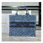 Large Dior Book Tote Bag Blue Denim Dior Oblique Jacquard กระเป๋าทรงโท้ท แก่นแท้ของความงามรูปลักษณ์ทันสมัย เดนิมหรูหรา