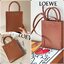 LOEWE Tote Leather Bag พร้อมส่ง กระเป๋าทรงโท้ทหนังเรียบสวยอยู่ทรงด้านหน้ามีโลโก้แบรนด์ หูจับแข็งแรงมาพร้อมสายสะพายหนังเรียบยาวปรับระดับได้จะถือหรือสะพายไหล่สะพายเฉียงก็ดูดี