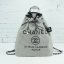 ทรงขนมจีบ premium gift จากแบรนด์ Chanel โลโก้ปัก ผ้า canvas เนื้อหนาอย่างดี มีซับใน ด้านหน้าปักโลโก้แบรนด์หรู จุดเด่นที่เป็นเป้สะพายด้านหลัง หรือสะพายด้านข้างก็ได้
