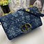 หนังแท้ Large Dior Caro Bag Blue Dior Flowers Cannage Denim กระเป๋าสะพายทรงกล่องเปิดหน้า งานหนังแท้และเดนิมแจ็กการ์ดอย่างดี แต่งอะไหล่CD ด้านหน้า มาพร้อมสายสะพายหนังสลับโซ่อะไหล่ทองหรูหรา สามารถปรับระดับได้ ถอดออกได้ ภายในโล่งกว้างจุของได้เยอะ ภาพสินค้าถ่