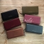 Charles & Keith Basic Long Wallet กระเป๋าสตางค์ใบยาว ตกแต่งด้วยพู่ เปิด – ปิดกระเป๋าด้วยเเม่เหล็กแบบซ่อน ภายในมีช่องใส่บัตร ช่องซิปใส่เหรียญ และช่องใส่ธนบัตร ใส่ iPhone Plus ได้ค่ะ ด้านหลังมีช่อง 1 ช่อง