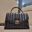 TORY BURCH KIRA QUILTED LARGE SATCHEL ใบใหญ่กับคอลที่ปังไม่ไหว พร้อมเสิร์ฟสีคลาสสิค กระเป๋าถือ/สะพาย ทรงสวย ดูแพง ดูหรู!! หนังแท้ ดีไซน์บุนวม เส้นคมสวย วัสดุหนังแกะ สัมผัสดีงาม นิ่มมือ เปิด-ปิดด้วยอะไหล่บิดล็อค ภายในเป็นช่องโล่ง มีช่องซิป ใส่ของได้แน่นๆ ม
