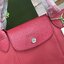 8สี พร้อมส่ง Longchamp LE PLIAGE NÉO TOP HANDLE BAG (medium size) อีกหนึ่งรุ่นยอดนิยม ที่สาวๆ ต้องมีไว้เก็บไว้สักใบ กระเป๋าโท้ทใบนี้ มาพร้อมกับสีที่มีสไตล์เรียบง่าย มีสายสะพายยาวปรับสั้นยาวได้ช่วยให้คุณสามารถสะพายไหล่ได้อย่างสบาย ในตัวสายปักโลโก้อันเป็นสั