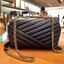 TORY BURCH KIRA CHEVRON SMALL CONVERTIBLE SHOULDER BAG เดอะเบสท์ของปี ขายดีที่สุด ต้องยกให้เลยกับใบนี้ กระเป๋าสะพายข้าง ดีไซน์คลาสสิค เรียบหรู วัสดุหนังแกะ นิ่มและเบา สะพายได้ทั้งวัน