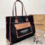 Burberry Freya Canvas Tote Bag Large กระเป๋าสะพายทรงโท้ทใบใหญ่จุใจ ดีไซน์ทรงเหลี่ยมสวยอยู่ทรง ด้านหน้ามีช่องใส่ของ ภายในโล่งกว้างจุของใช้ได้เยอะ