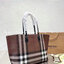 Burberry Check Leather Medium Tote / Burberry Tote Bag กระเป๋าช้อปปิ้งทรงโท้ท ใบใหญ่ หน้าติดอะไหล่แบรนด์สีทอง ช่องกว้างใช้งานง่าย ใส่ของได้เยอะเลยค่ะโดดเด่นด้วยลวดลายคลาสสิก วัสดุผ้าแคนวาส ภายในโล่งกว้างมาก ใส่ของได้สบาย หิ้วไปเที่ยวต่างจังหวัด สะพายไปต่า