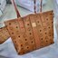 M.C.M SMALL REVERSIBLE LIZ SHOPPER IN VISETOS พร้อมเสิร์ฟความสวยให้ถึงบ้าน กับกระเป๋าทรงโท้ทไซส์ small ขนาดกำลังสวย แถมไม่พอ!! ยังมีใบลูกไปให้อีก สะพายแยกได้เก๋ๆด้วย!! ใครที่มองหากระเป๋าทรงโท้ทจุๆหน่อย ก็ต้องใบนี้เลย ดีไซน์ทรงสวยน่าใช้ โดดเด่นกว่าใคร ไม่ซ