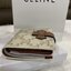 CELINE SHORT WALLET VIP GIFT WITH PURCHASE (GWP) พรีเมี่ยมกิ๊ฟ Limited จาก CELINE HAUTE PARFUME DUTYFREE COUNTER วัสดุ Triomphe Canvas หนังสวยอยู่ทรง ประดับโลโก้แบรนด์ที่ด้านหน้า ขนาดกำลังดี จับถนัดมือ เปิด-ปิดฝาพับกระดุม ภายในมีช่องแบ่งหลายช่อง มีช่องใส่
