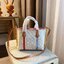 ของแท้ 💯% TORY BURCH SMALL CANVAS TOTE BAG กระเป๋าทรง SHOPPING ใบขนาดกลาง ผ้าแคนวาสคาดหนังแท้ อะไหล่ทอง ประดับโลโก้แบรนด์ด้านหน้า ด้านในเปิดปิดด้วยกระดุมแม่เหล็ก แบ่งเป็นสองช่องใหญ่