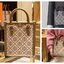 Tory burch t monogram jacquard mini tote ลวดลายT monogram ด้วยโลโก้สุดไอคอนนิคของแบรนด์ โดดเด่นด้วยกราฟฟิคและดีไซน์ ออกมาในหลายรูปแบบหลายคอลเลคชั่น แต่ละคอลเลคชั่นสวยหรูไม่แพ้กัน ทรงมินิโท้ท ขนาดกำลังดี ใช้งานง่าย ก็เป็นอีกหนึ่งรุ่นที่ทันยุคทันสมัยที่สาวๆ