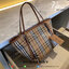 พรีเมี่ยมกิ๊ฟแท้ 100% 】Burberry New War Horse Check Tote Gift Bag กระเป๋าถือหรือสะพายไหล่ วัสดุ canvas ภายในโล่ง มี2ช่องเล็ก จุของได้เยอะ น้ำหนักเบา เปิด-ปิด ด้วย กระดุม จุของได้เยอะ สวย หรู น่าใช้ ไม่ควรพลาดค่า