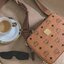 M.C.M KLASSIK CROSSBODY BOX BAG ไอเท็มขวัญใจเซเลปอีกหนึ่ง!! กระเป๋าสะพายครอสบอดี้ดีไซน์ทรงกล่อง ด้วยรูปลักษณ์ที่มีสไตล์ สามารถใช้กับลุคแคชชวล หรือลุคไหนๆก็ทำให้ดูโดดเด่นขึ้นมาได้ วัสดุหนังแคนวาสคุณภาพดี เปิด-ปิดด้วยซิป มีช่องหลัก 2 ช่อง มาพร้อมสายสะ