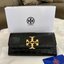 TORY BURCH Croc Long Wallet กระเป๋าสตางค์ใบยาว วัสดุหนังแกะสังเคราะห์ อะไหล่อทองโดดเด่นที่ด้านหน้า หนังเงาขึ้นรูปสวย เปิด-ปิดด้วยกระดุม ด้านในกระเป๋าแบ่งออกเป็นPatation มีช่องชิปยาวตรงกลาง มีช่องสำหรับ 6 ใบ งานสวยพร้อมส่งให้รับทรัพย์กันแล้ววันนี้