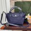 LONGCHAMP LE PLIAGE NÉO TOP HANDLE BAG XS คอลเลคชั่นสุดพิเศษจากลองฌอมป์ มีดีไซน์ที่เรียบหรูและคลาสสิก แฝงด้วยลูกเล่นแบบเฟมินีน แถมยังมีน้ำหนักเบาอย่างไม่น่าเชื่อ มาพร้อมกับหูจับกระเป๋าคู่และฝาปิดแบบกระดุม กระเป๋าถือใบนี้สามารถใช้ถือแบบทั่วไป มีสายสะพายถอด