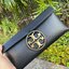Tory burch Miller Metal clutch กระเป๋าคลัทช์ดีไซน์เรียบหรูออกแบบมาได้อย่างลงตัว ด้วยรูปทรงที่สวยงามและทันสมัย จากแบรนด์ Tory Burch ขนาดกำลังดี สามารถใส่กระเป๋าสตางค์หรือเครื่องสำอางค์ได้ตามขนาดกระเป๋า ในเรื่องของดีไซน์และอะไหล่สีทองดูแมทช์กันดีกับกระเป๋า 