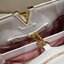 LV capucines top handle ที่สุดของความสวยในราคาเบาๆ กระเป๋าถือสุดหรู ดีไซน์ทรงคลาสสิค พร้อมลวดลายหรูหรา มาพร้อมหูจับในตัว ด้วยรูปทรงวินเทจและวัสดุหนังแท้ ขับผิว ทำให้ไอเท็มนี้สะกดทุกสายตาจริงๆ และยังมีลูกเล่นที่ฝาปิดกระเป๋า ที่สามารถปิด หรือสอดด้านใน ก็เห็