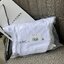 Marc Jacobs Snapshot Bag กระเป๋าแบรนด์ดังจากสัญชาติอเมริกัน นับได้ว่ารุ่นนี้เป็นรุ่นทรงฮิตเลยทีเดียว โดยด้านหน้ากระเป๋าจะเป็นโลโก้แบบโลหะที่เป็นสัญลักษณ์ของแบรนด์นี้ มาพร้อมสายสะพายที่จะสะพายยังไงก็ดูโดดเด่น เพราะขนาดใหญ่ที่สกรีนตัวอักษรโลโก้ ในรูปแบบต่าง