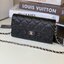 หนังแท้ CHANEL WALLET WITCH CHAIN พร้อมส่งที่ไทย ภาพสินค้าถ่ายจากงานขายจริง ใช้งานต่างประเทศได้ รุ่นยอดนิยมไอเท็มฮิตวัสดุหนังคาเวียร์สวยคลาสสิคเปิดปิดด้วยฝาปิดกระดุมด้านหน้ามีโลโก้แบรนด์อะไหล่สวยหรูดูดีมาพร้อมสายโซ่อะไหล่เงินและทอง ร้อยหนังจะสะพายไหล่ หรื
