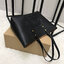 BURBERRY Embossed Crest Leather Tote Bag กระเป๋าสะพายทรงชอปปิ้ง หน้าปั้มโลโก้แบรนด์ งานหนังทั้งใบ ซับในลายออริจินอลแบรนด์หรูมากค่ะ จุของได้เยอะ ใบใหญ่ทรงสวย ภายในโล่งกว้าง สามารถใส่กระเป๋าสตางค์ยาว มือถือ ของใช้ได้เยอะ งานตัวจริงสวยน่าใช้มากค่ะ พร้อมส่งที