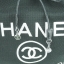 ทรงขนมจีบ premium gift จากแบรนด์ Chanel โลโก้ปัก ผ้า canvas เนื้อหนาอย่างดี มีซับใน ด้านหน้าปักโลโก้แบรนด์หรู จุดเด่นที่เป็นเป้สะพายด้านหลัง หรือสะพายด้านข้างก็ได้