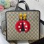 VIP GIFT 】หนังแท้ GUCCI Children's tote bag GG kids ที่สุดของความน่ารัก ลิมิเต็ดแบบไม่มีเอาท์ สาวๆสายหวานไม่ควรพลาดด้วยประการทั้งปวงเลยค่าา หนังแท้เกรดดีที่สุด พิมพ์ลายแบรนด์รอบใบเทคเจอร์สวยอยู่ทรง ภายในมีโลโก้กว้างและจุสุดๆใส่สัมภาระได้เยอะ ภาพถ่ายจ