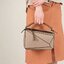 Loewe Puzzle Bag In Classic กระเป๋าทรง Puzzle นี้ออกแบบโดย Jonathan Anderson โดยได้รับแรงบันดาลใจในการออกแบบมาจากรูปทรงของลูกรักบี้ ดังนั้น จึงจะเห็นได้ว่าการตัดเย็บและรูปทรงของกระเป๋านั้นคล้ายคลึงกับลูกรักบี้ รูปทรงดูมินิมอลไม่ทิ้งคอนเซ็ปต์ของแบรนด์ สามา
