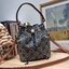 TOP ORI หนังแท้ | เกรดดีสุด TORY BURCH T MONOGRAM BUCKET BAG (ดีไซน์ใหม่) ใหม่ล่าสุดได้สวยก่อนใคร กับกระเป๋าบัคเก็ตยอดฮิต ที่มาในดีไซน์ใหม่ สายคล้องในตัวสามารถปรับได้ รูปทรงและลวดลายสวยชัดคลาสสิค