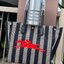 Longchamp Essential Stripes shoulder bag อีกหนึ่งคอลเลคชั่นสำหรับใครที่ต้องการกระเป๋าแบบใช้งานได้ในหลาย ๆ โอกาส การเลือกกระเป๋าขนาดเล็กย่อมไม่สะดวกและไม่ครอบคลุมต่อการใช้สอยอย่างแน่นอน Longchamp รุ่นนี้สามารถตอบโจทย์ ในการใช้งานที่หลากหลายขึ้น เพราะบางครั