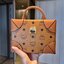 M.C.M SOFT BERLIN CROSSBODY BAG กระเป๋าสะพายดีไซน์ใหม่ ทรงกล่องคลาสสิคที่ดัดแปลงให้ดูนุ่มนวลและทันสมัย ใช้งานได้สะดวกคล่องตัวมากขึ้น ด้วยสายสะพายครอสบอดี้ วัสดุหนังแคนวาสคุณภาพดี เปิด-ปิดด้วยตัวล็อคแน่นหนา ภายในโล่งกว้าง มีช่องซิปให้ 1 ช่อง ใบนี้ถอด