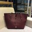 COACH MARKET TOTE กระเป๋าถือใบใหญ่ทรง TOTE ทรงกระเป๋าสวยหรู กระเป๋าใบใหญ่ใส่ของได้เยอะ Tote bag อีกหนึ่งรุ่นฮิต ให้พื้นที่จุของกว้างขวาง เชื่อว่าต้องเคยผ่านตาสาว ๆ มาก่อนแน่นอนค่ะ เพราะเป็นกระเป๋าที่ใช้งานง่าย สะพายไหล่ไปได้ทุกที่ ทุกโอกาส ด้วยขนาดของกระเ