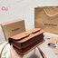 BURBERRY Leather Medium TB Bag / BURBERRY FRAGRANCES CROSSBODY BAG กระเป๋าสะพายหนังเรียบสวยอยู่ทรงดีไซน์ยอดนิยมประดับโลโก้แบรนด์ทองด้านหน้า เปิดปิดด้วยฝาปิดสัญลักษณ์ตัวB ภายในมีช่องแบ่งเป็นสัดส่วนมีช่องซิปหัวซิปแบรนด์