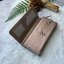 กระเป๋าสตางค์ยาว 3 พับตอน Kipling Brownie long tri-fold wallets กระเป๋าสตางค์ยาวแบบ3พับตอน วัสดุกันน้ำ เปิดปิดด้วยกระดุมแป๊ก มีช่องใส่ธนบัตรหลายช่อง ช่องเสียบการด์ได้ถึง13ช่องลายจุด และใส่รูปภาพได้อีก2ช่อง ช่องซิปใส่เหรียญ ช่องธนบัตร 3 ช่อง ที่จับหัวซิปปั