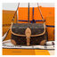 ORI หนังแท้ | LV Diane Monogram Monogram Flower Canvas bag กระเป๋าสะพายทรง Satchel กลับมาอีกครั้งในเวอร์ชัน Monogram แคนวาส ผสานโมเดลคลาสสิกยุค'90s เข้ากับดีเทลวินเทจทั้งการแต่งขอบหนังและบัคเคิลที่ได้แรงบันดาลใจจากดีไซน์ในตำนานอันทรงคุณค่า